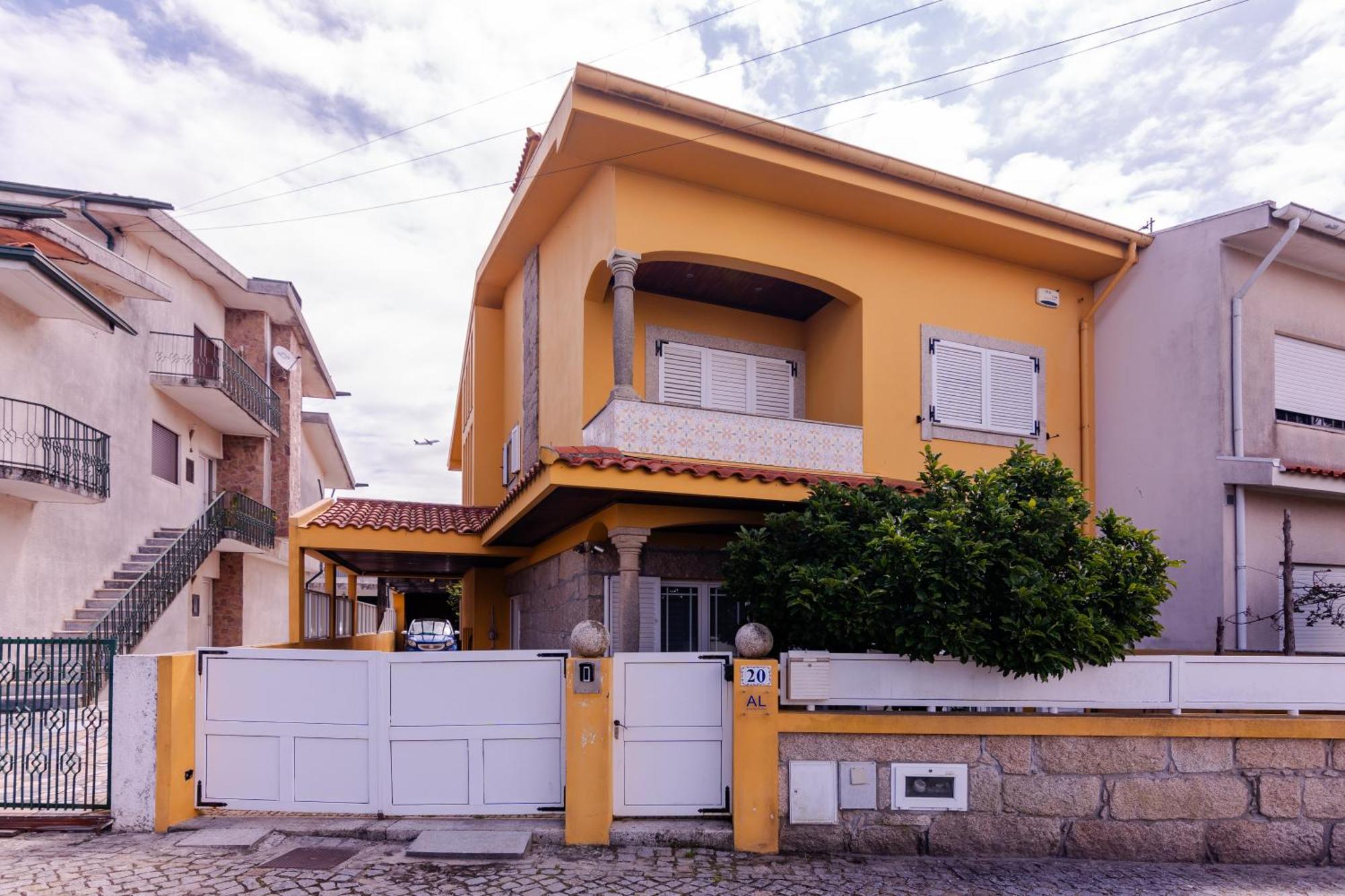 Perafita Yellow House - Ecohost Exterior photo